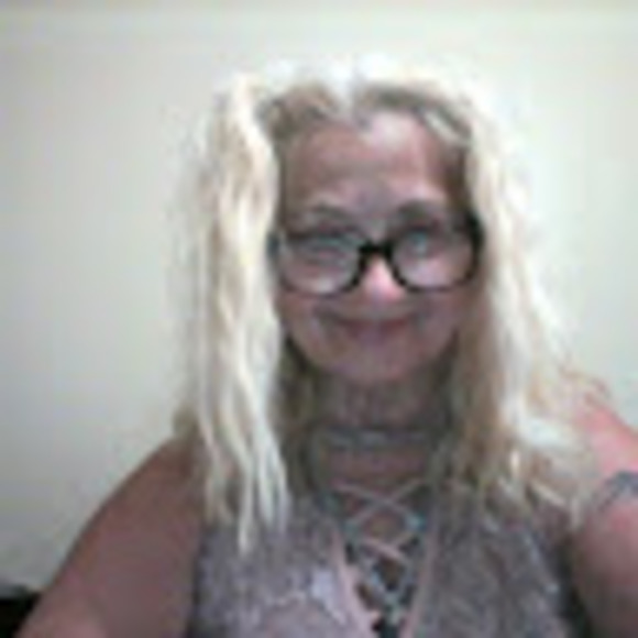 Meet your Posher, Caroline - Picture 1 of 1